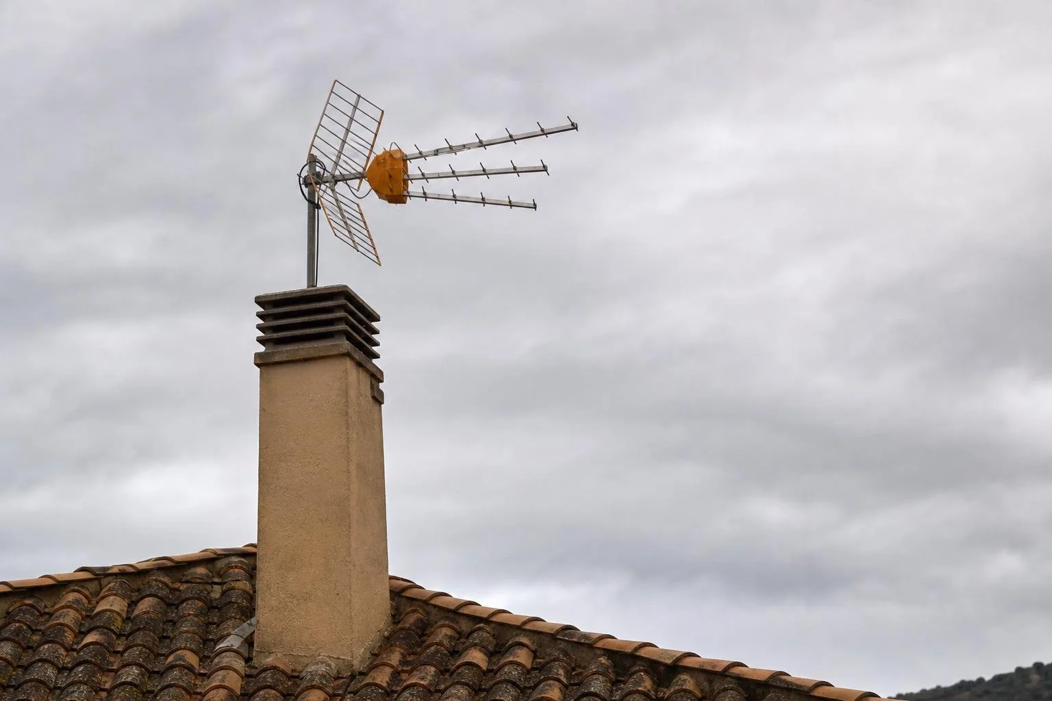 Antena pequeña fijada en el balcón de un piso