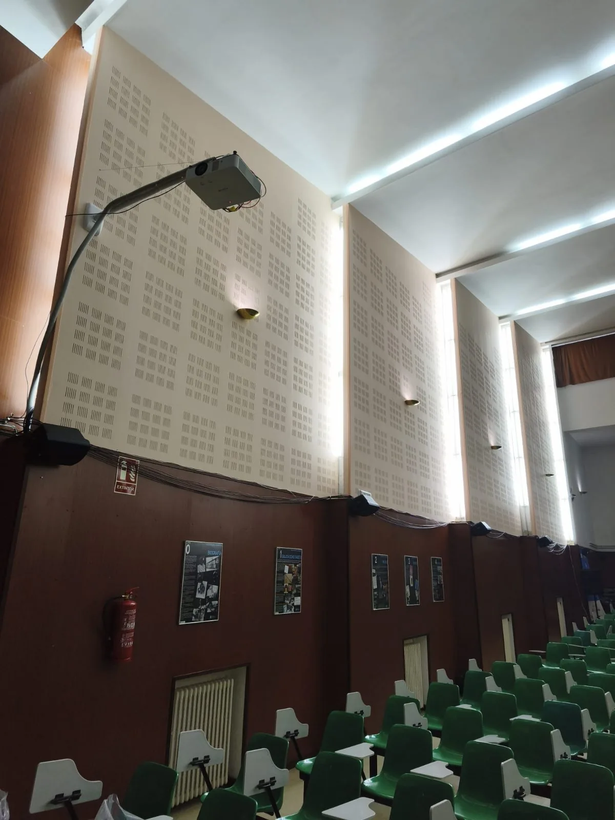 Salón de actos con iluminación LED en las paredes y proyector instalado