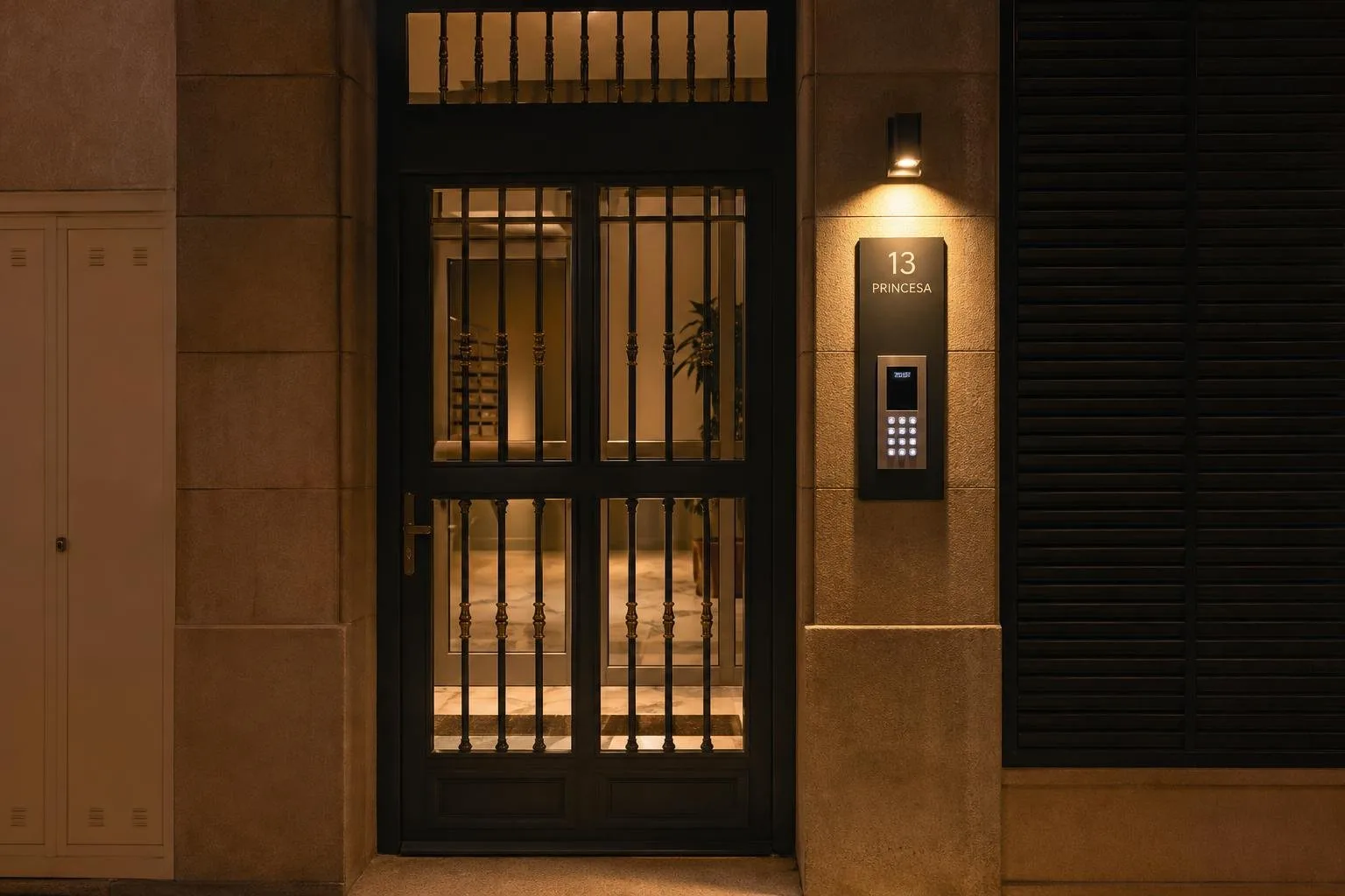 Videoportero nuevo en el pasillo de un piso antiguo