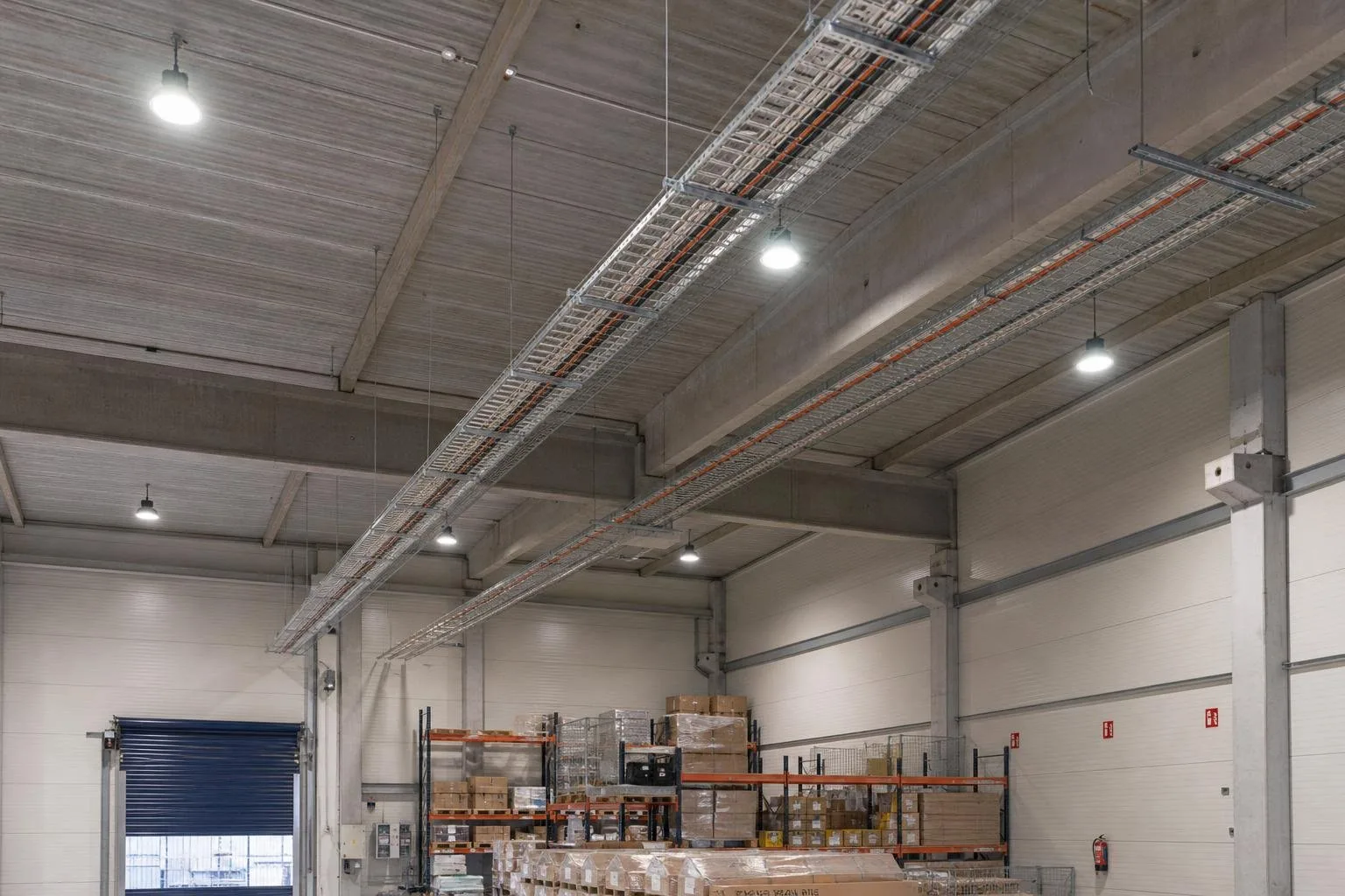 Alumbrado LED de techo alto en una nave