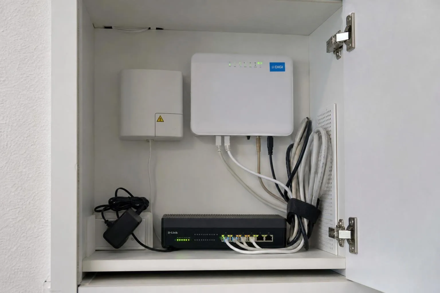 Armario con router y switch bien conectados