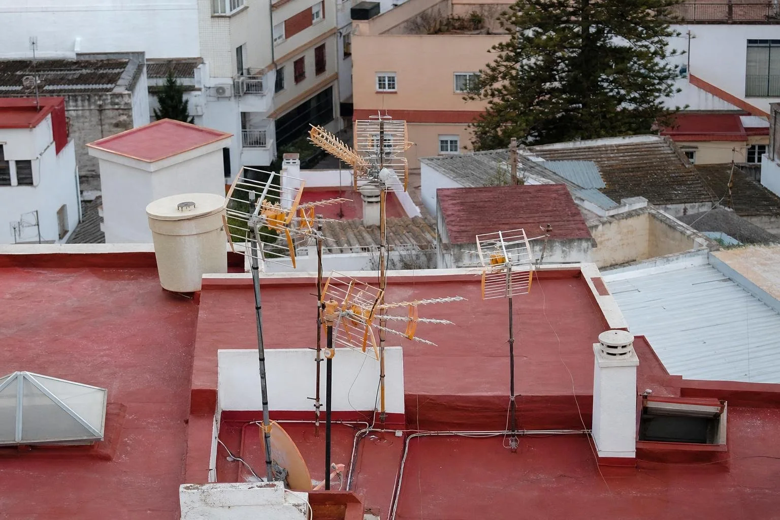 Toma de antena junto a una televisión en un salón