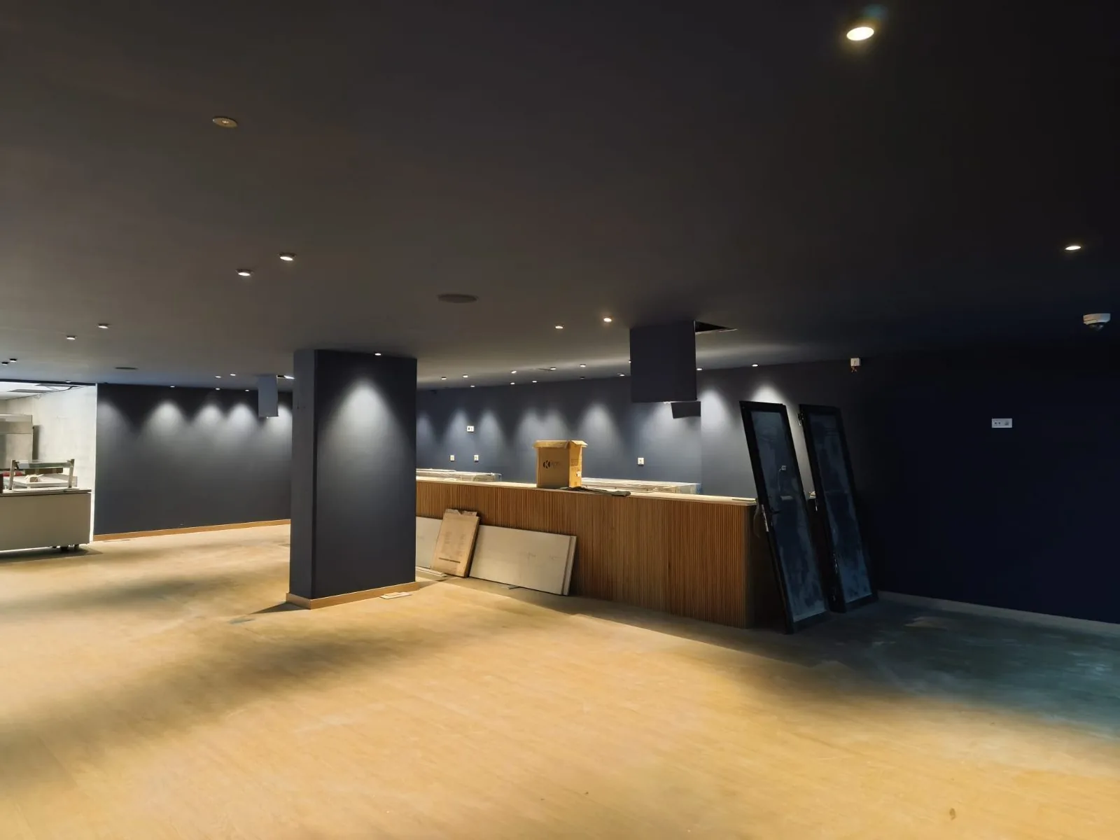 Sala diáxana en obra con focos empotrados e iluminación en las paredes