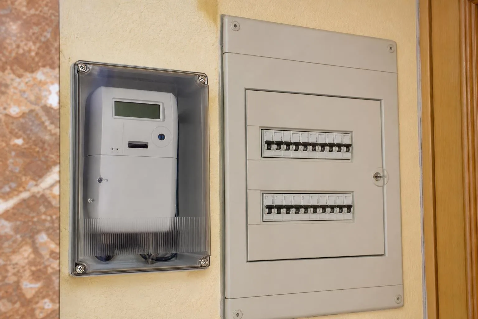 Certificado de instalación y polímetro sobre una mesa