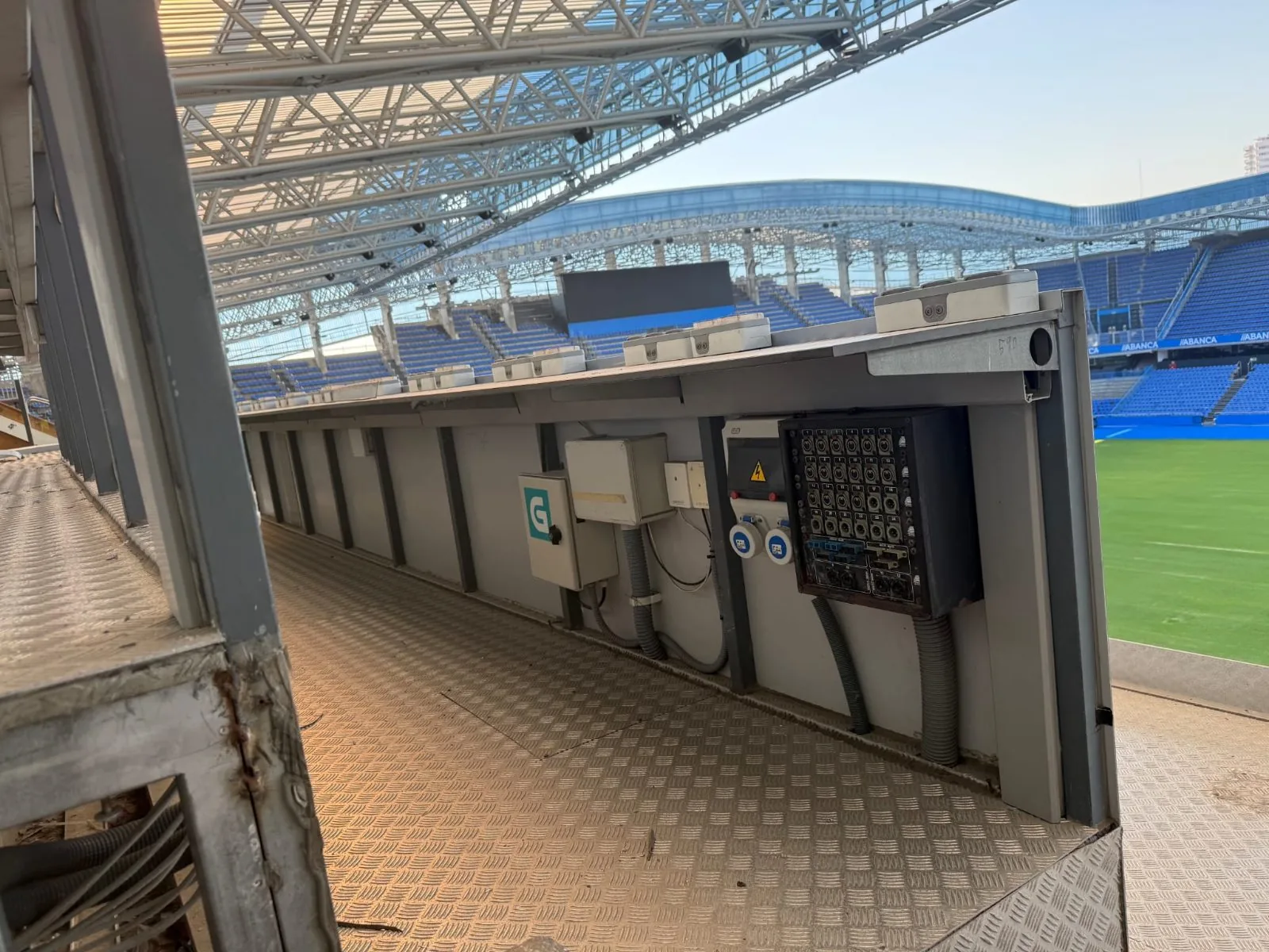 Armarios eléctricos y de conexiones de datos instalados en la grada de un estadio