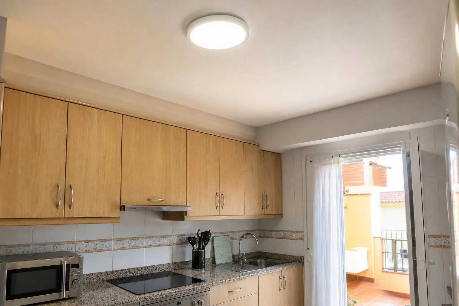 Luminaria apagada con un panel LED de repuesto