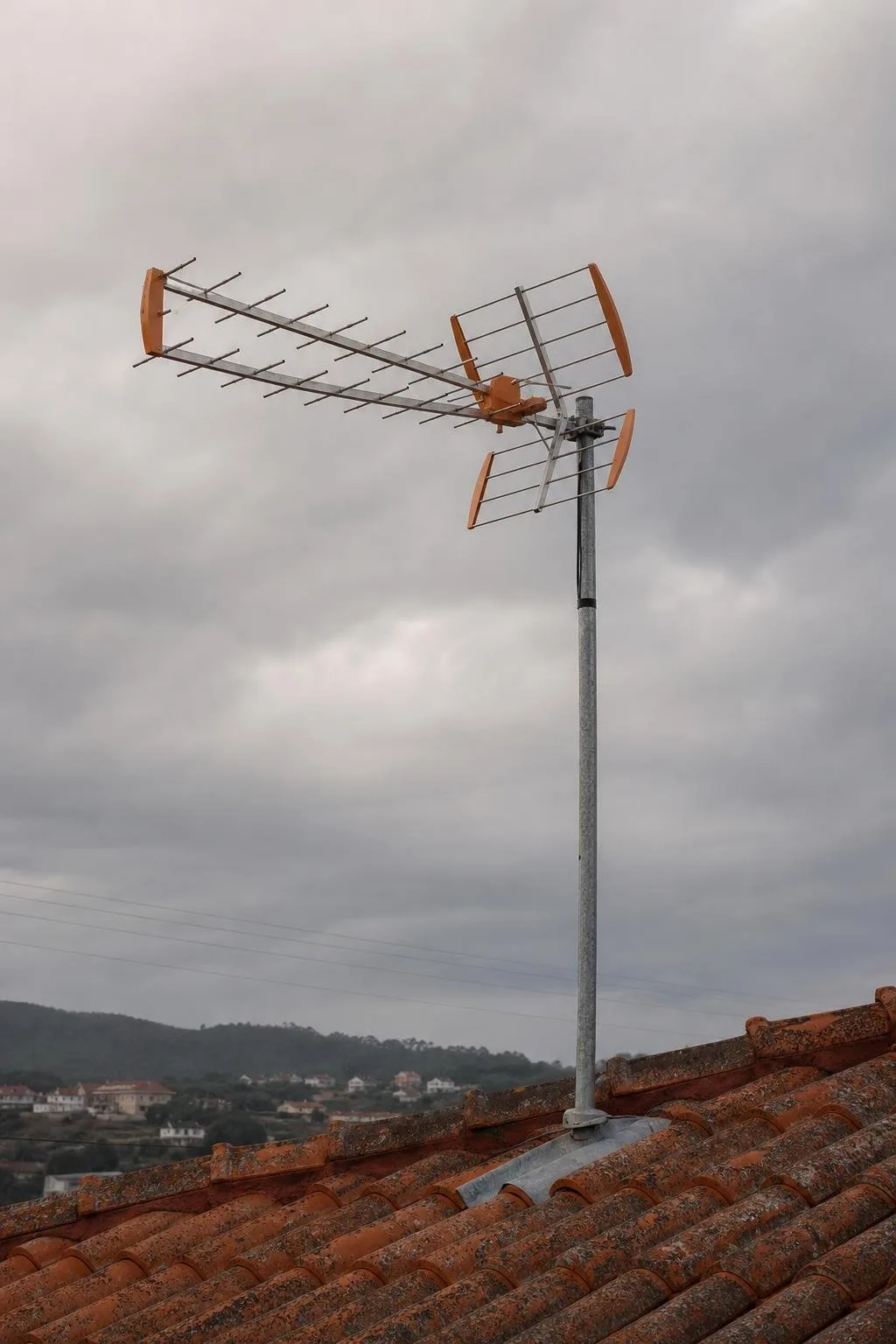 Antena de TV sobre un tejado de pizarra