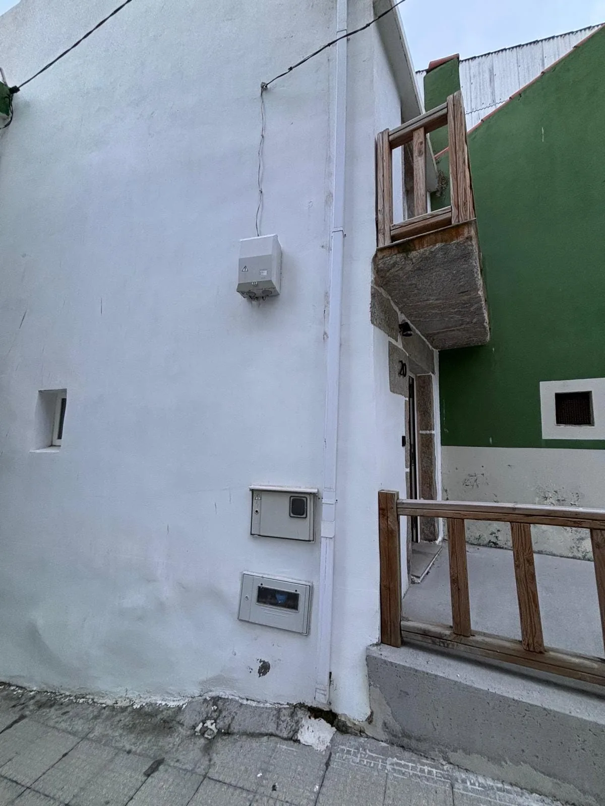 Cajas de contadores y acometida instaladas en la fachada de una vivienda