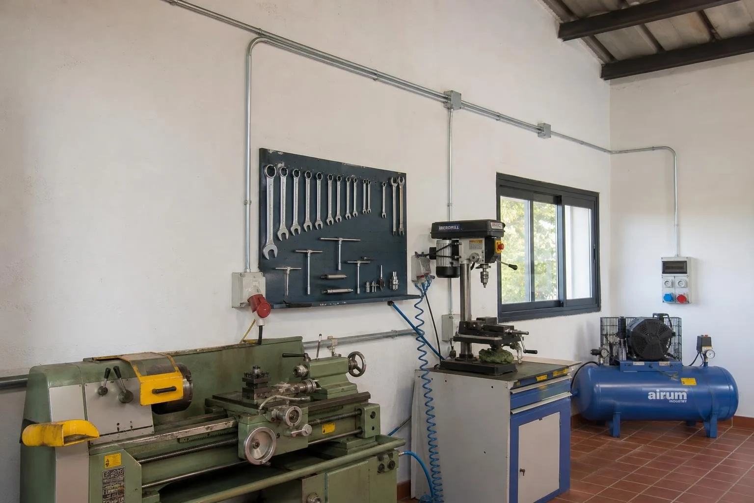 Tubos y cajas de registro en un taller mecánico