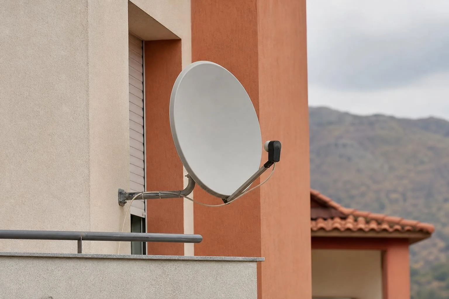 Amplificador y cable coaxial de antena en la pared